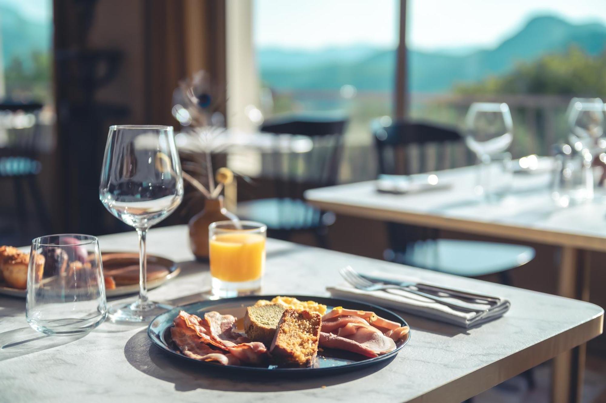 Logis Hotel Restaurant Le Plantevin Propiac Esterno foto