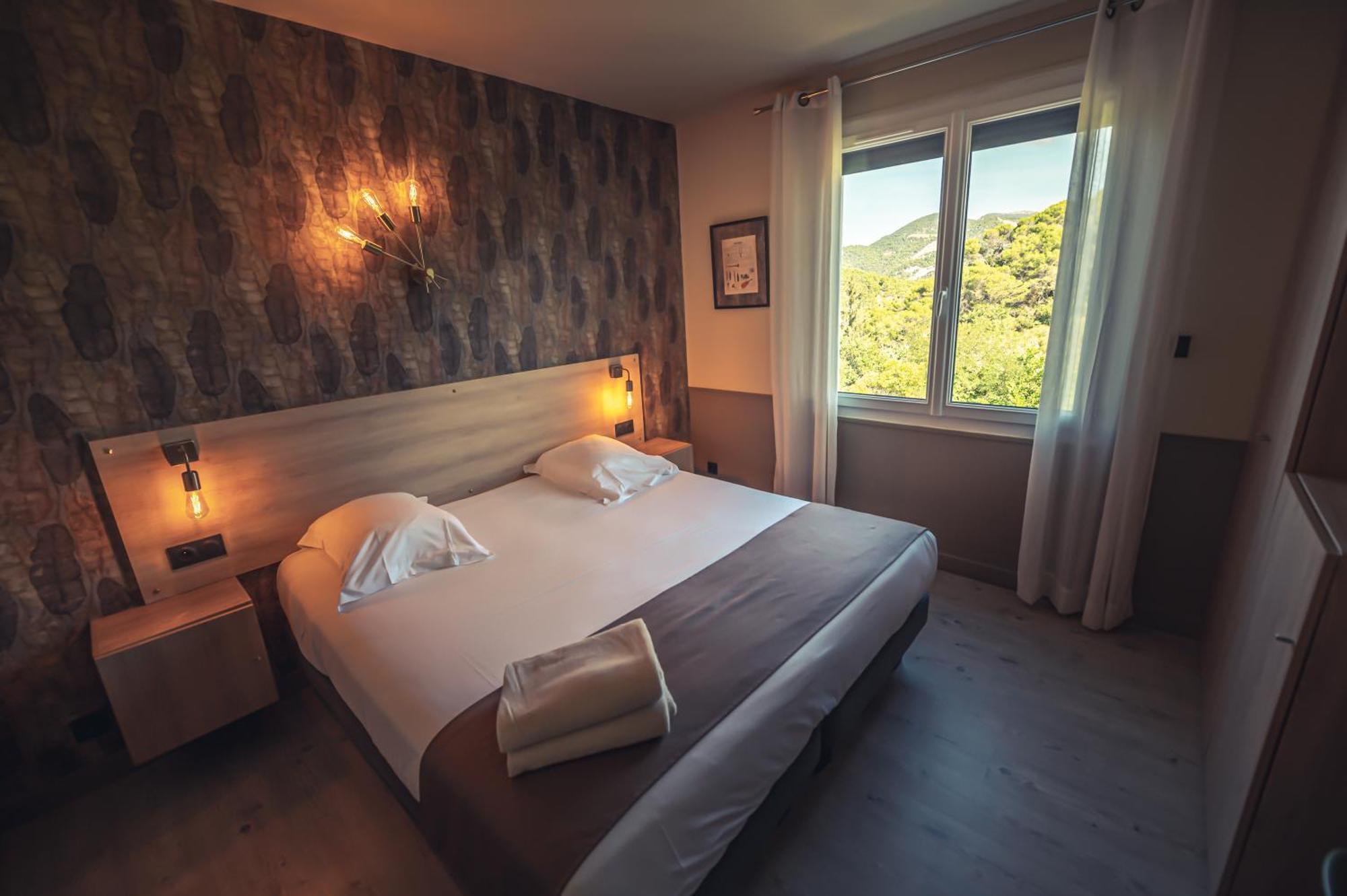 Logis Hotel Restaurant Le Plantevin Propiac Esterno foto